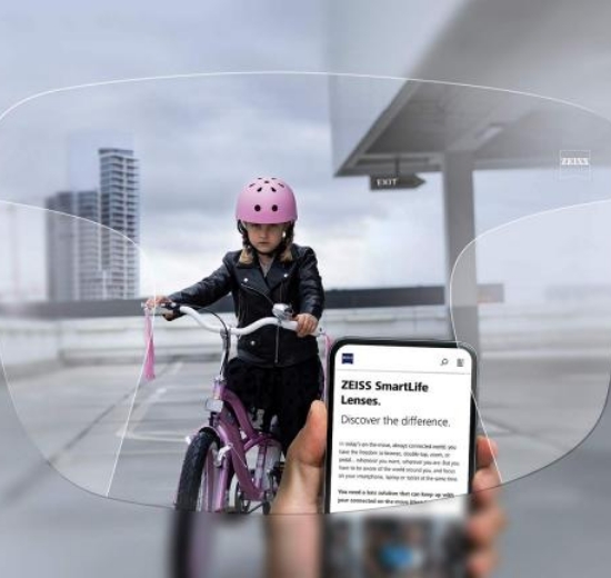 Blick durch ein Gleitsichtglas auf ein Smartphone und in die Ferne mit angedeuteten Sehbereichen. 